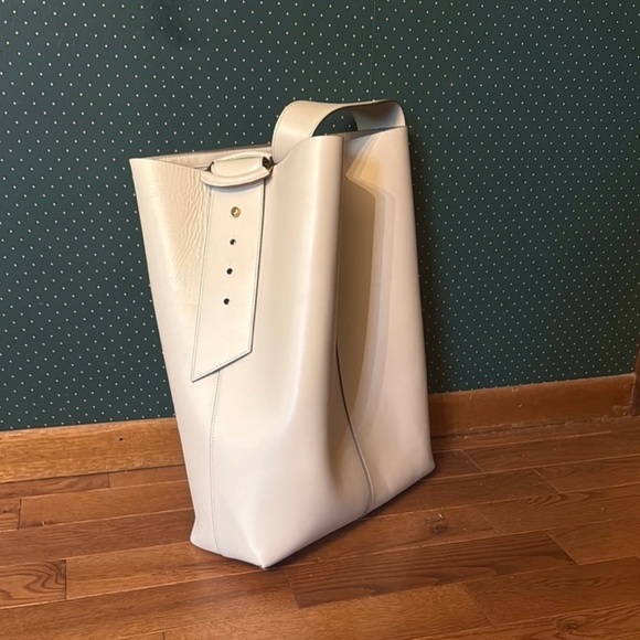 Banana Republic large cream bucket Bag/ tote - Picture 13 of 13